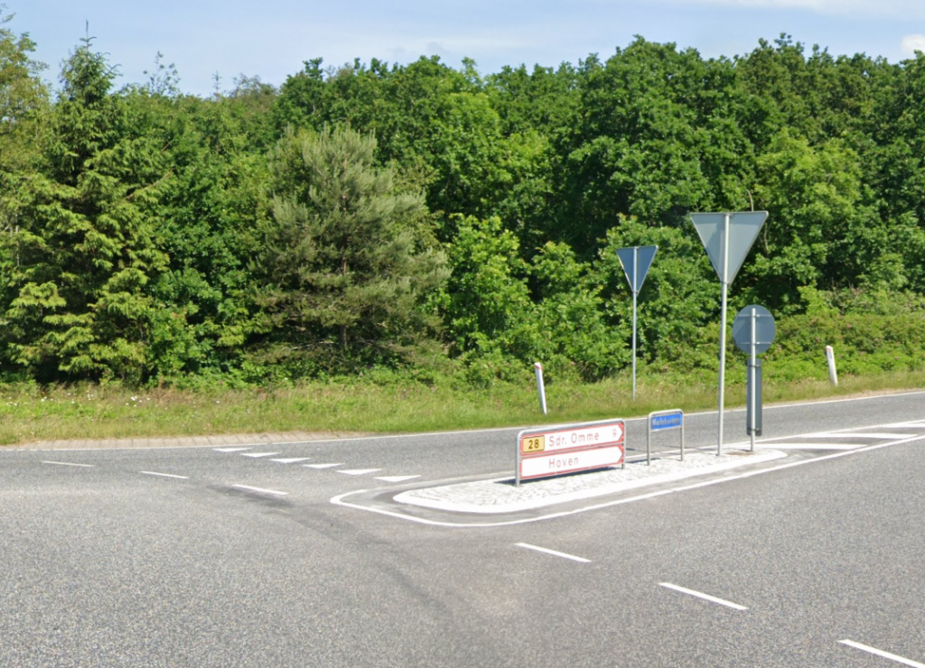 Silnice číslo 28 vede do Sdr. Omme a do Hoven.